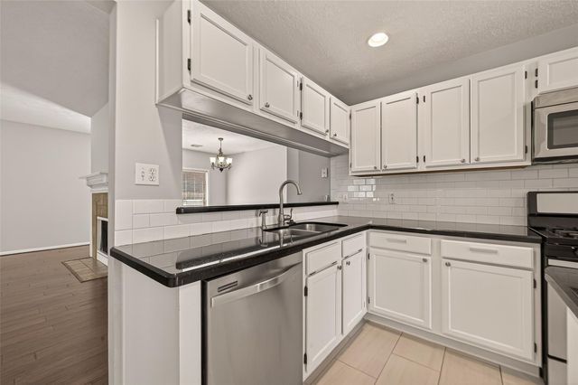 27 Lush Meadow Place, The Woodlands, TX 77381