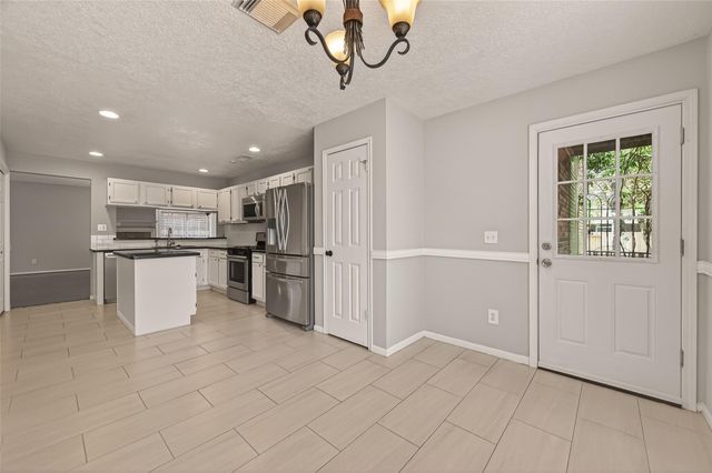 27 Lush Meadow Place, The Woodlands, TX 77381