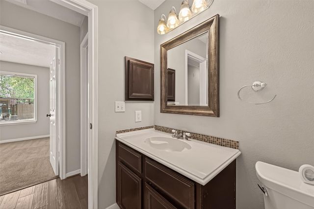 27 Lush Meadow Place, The Woodlands, TX 77381