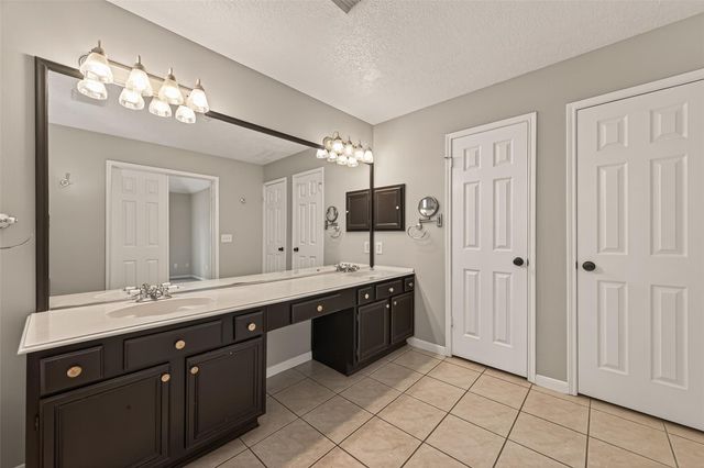 27 Lush Meadow Place, The Woodlands, TX 77381