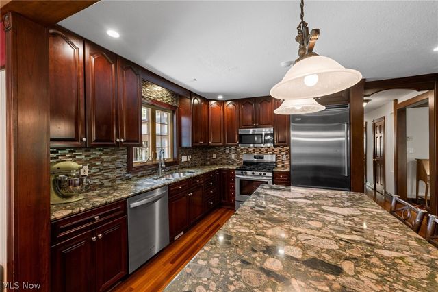 6736 Big Creek Parkway, Middleburg Heights, OH 44130