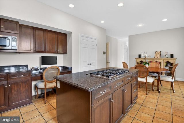 8601 SPLIT OAK CIR, Bethesda, MD 20817