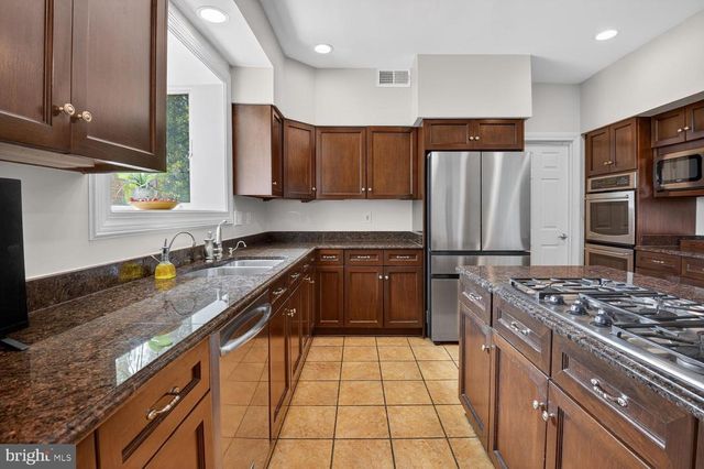 8601 SPLIT OAK CIR, Bethesda, MD 20817
