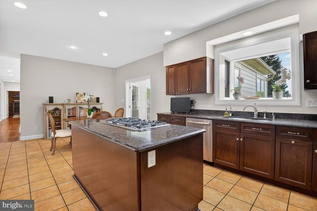 8601 SPLIT OAK CIR, Bethesda, MD 20817