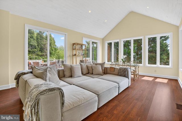 8601 SPLIT OAK CIR, Bethesda, MD 20817