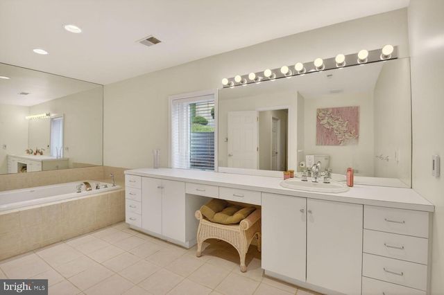8601 SPLIT OAK CIR, Bethesda, MD 20817
