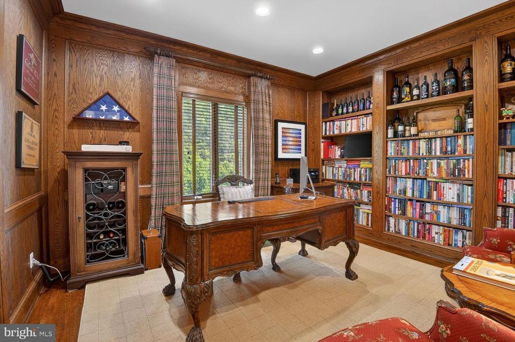 Image 10 of property listing at 8601 SPLIT OAK CIR, Bethesda, MD 20817