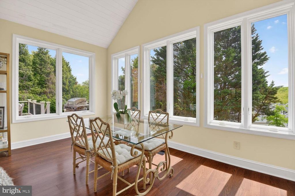 Image 16 of property listing at 8601 SPLIT OAK CIR, Bethesda, MD 20817