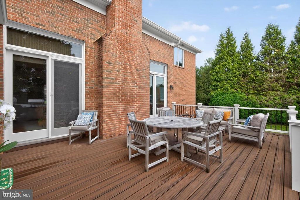 Image 18 of property listing at 8601 SPLIT OAK CIR, Bethesda, MD 20817