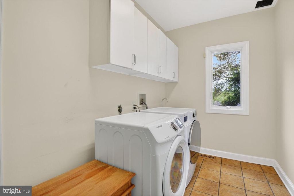 Image 21 of property listing at 8601 SPLIT OAK CIR, Bethesda, MD 20817
