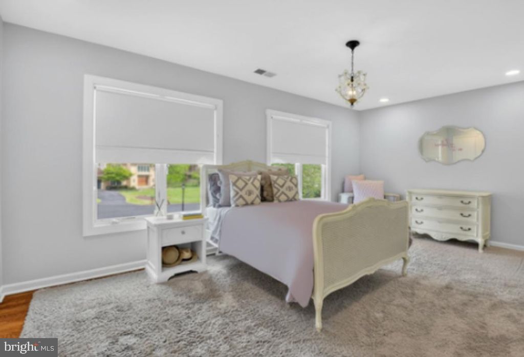 Image 27 of property listing at 8601 SPLIT OAK CIR, Bethesda, MD 20817