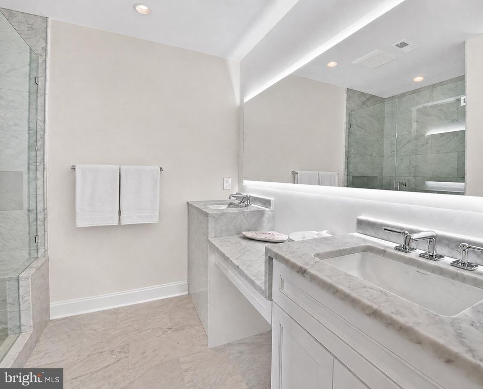 Image 28 of property listing at 8601 SPLIT OAK CIR, Bethesda, MD 20817