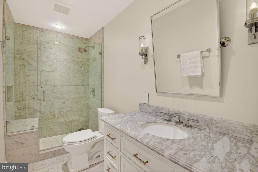 Image 31 of property listing at 8601 SPLIT OAK CIR, Bethesda, MD 20817