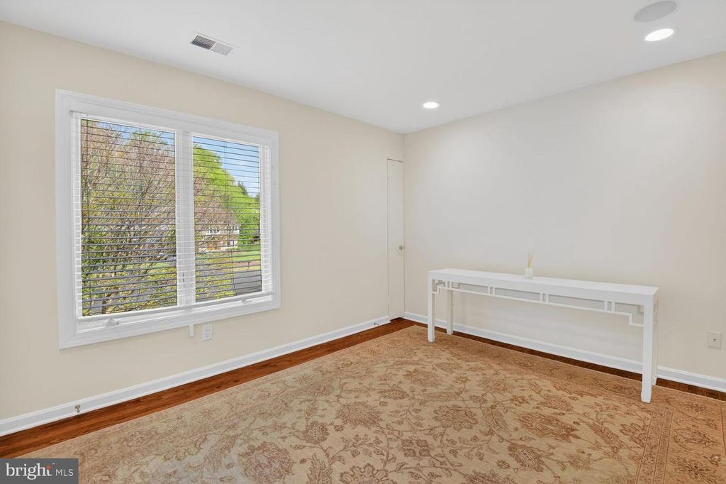 Image 33 of property listing at 8601 SPLIT OAK CIR, Bethesda, MD 20817
