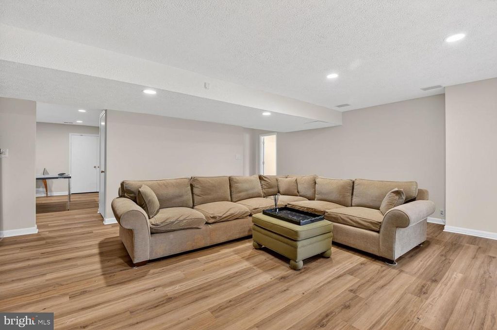 Image 34 of property listing at 8601 SPLIT OAK CIR, Bethesda, MD 20817