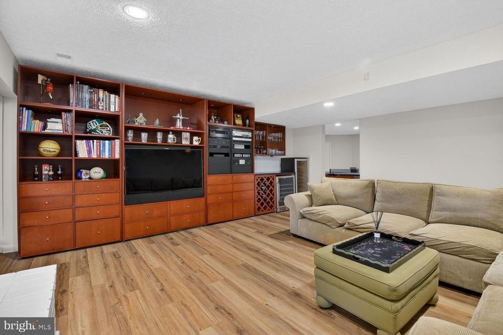 Image 35 of property listing at 8601 SPLIT OAK CIR, Bethesda, MD 20817