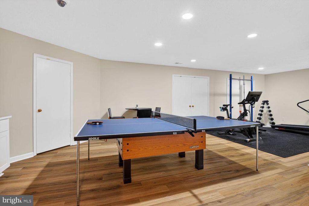 Image 39 of property listing at 8601 SPLIT OAK CIR, Bethesda, MD 20817