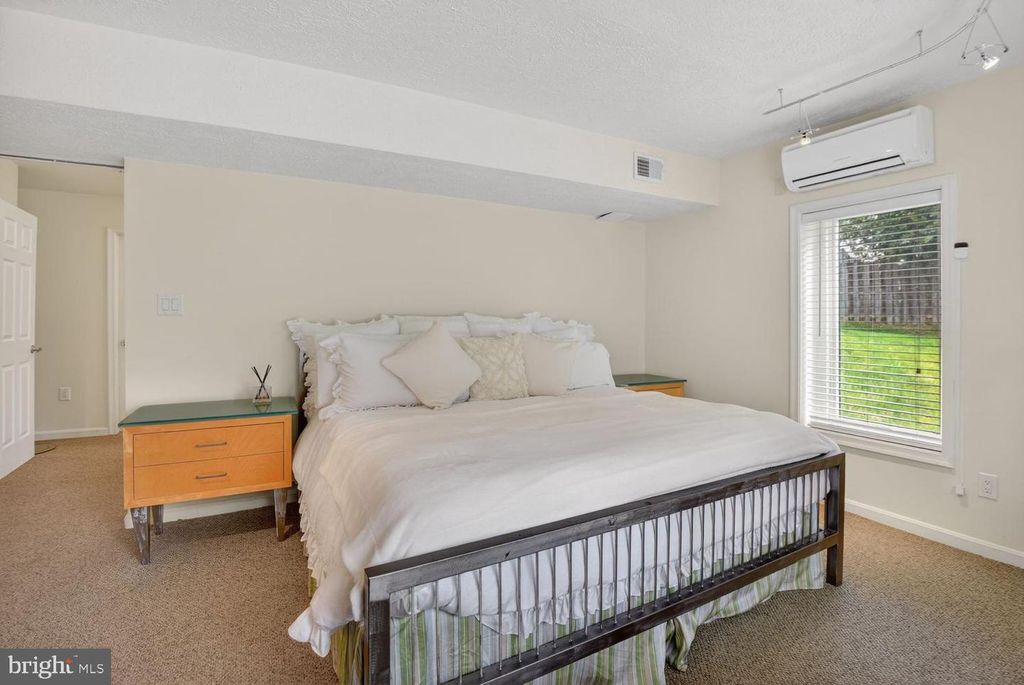 Image 42 of property listing at 8601 SPLIT OAK CIR, Bethesda, MD 20817