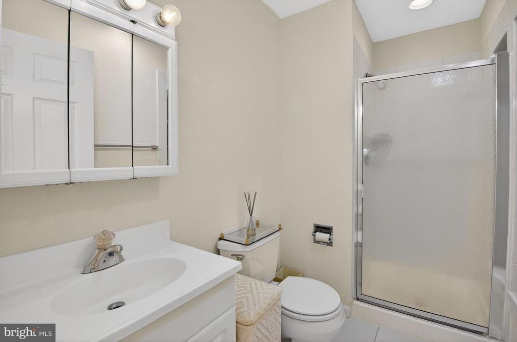 Image 45 of property listing at 8601 SPLIT OAK CIR, Bethesda, MD 20817