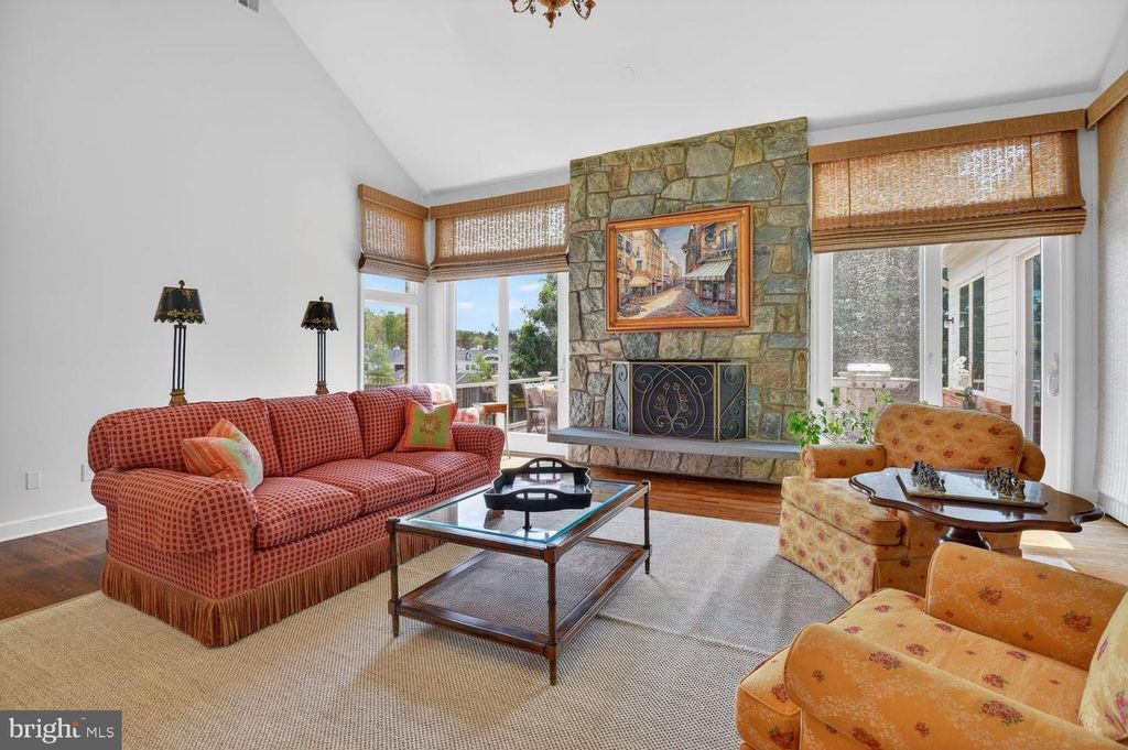 Image 7 of property listing at 8601 SPLIT OAK CIR, Bethesda, MD 20817