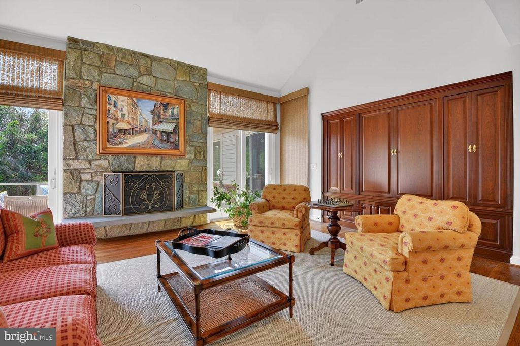 Image 8 of property listing at 8601 SPLIT OAK CIR, Bethesda, MD 20817