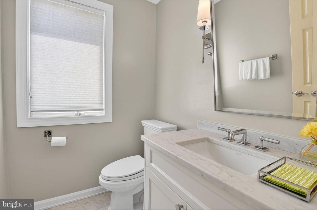Image 9 of property listing at 8601 SPLIT OAK CIR, Bethesda, MD 20817