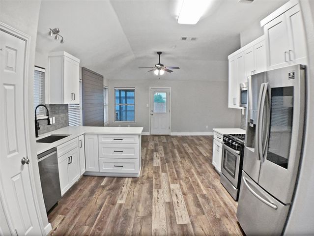 1608 Mallard LN, Taylor, TX 76574