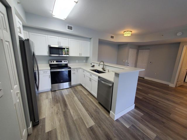 8070 N NOB HILL Road 106, Tamarac, FL 33321
