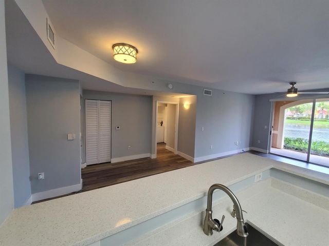 8070 N NOB HILL Road 106, Tamarac, FL 33321