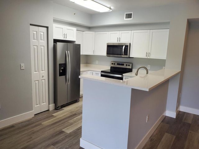 8070 N NOB HILL Road 106, Tamarac, FL 33321