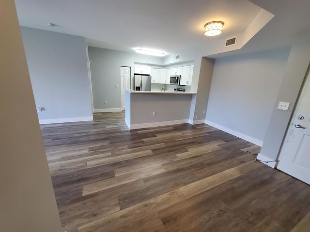 8070 N NOB HILL Road 106, Tamarac, FL 33321