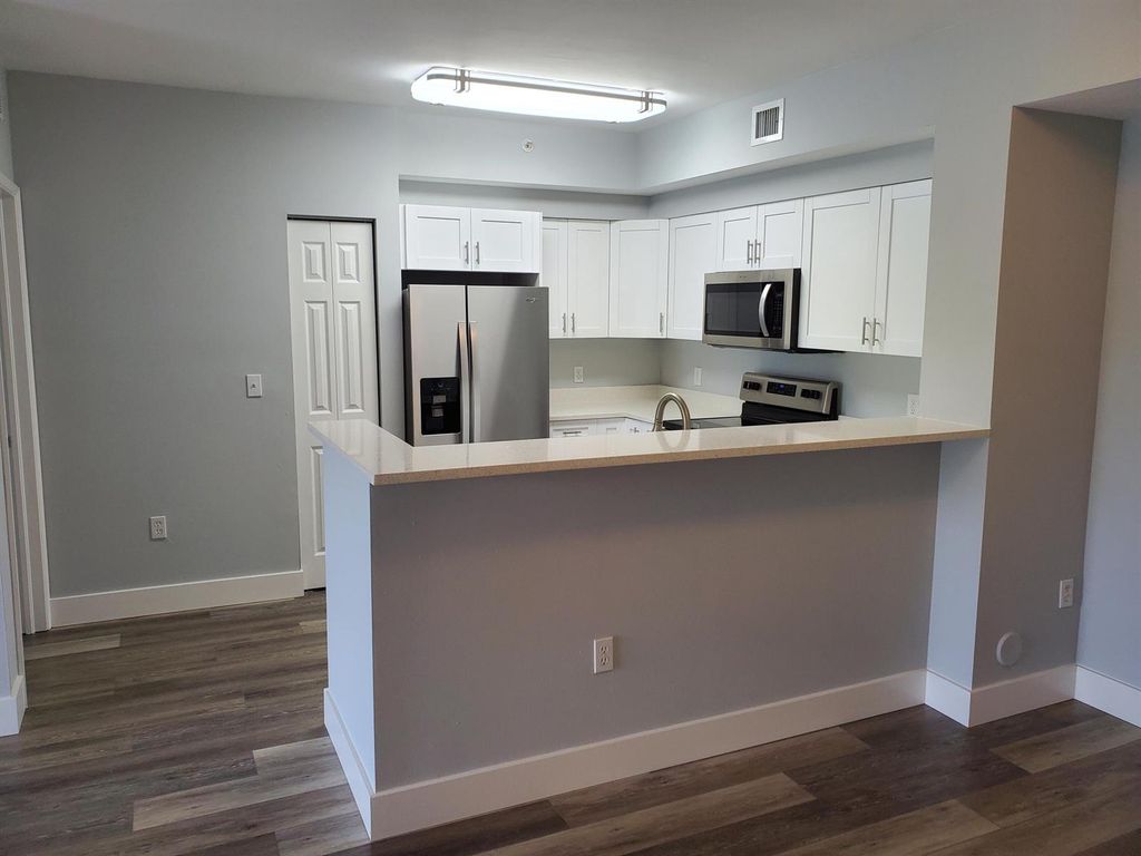 8070 N NOB HILL Road 106, Tamarac, FL 33321