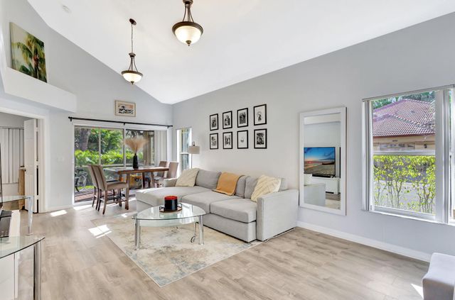1030 Via Jardin, Palm Beach Gardens, FL 33418