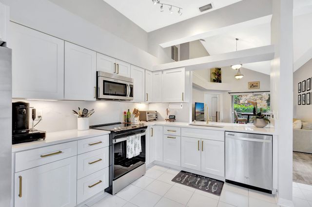 1030 Via Jardin, Palm Beach Gardens, FL 33418