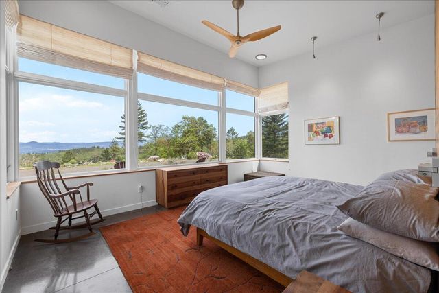 400 Coyote Run, Jacksonville, OR 97530