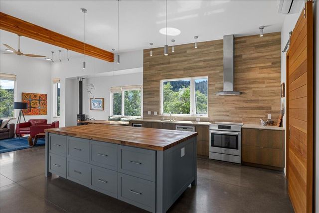400 Coyote Run, Jacksonville, OR 97530