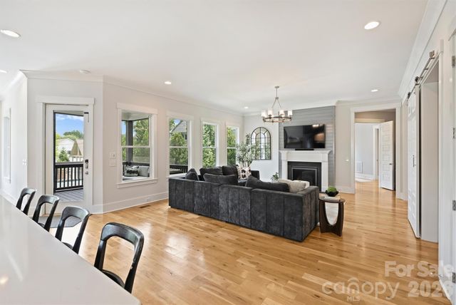 215 Hartford Avenue, Charlotte, NC 28209
