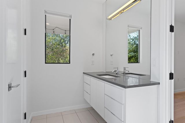 1107 Taulbee LN B, Austin, TX 78757