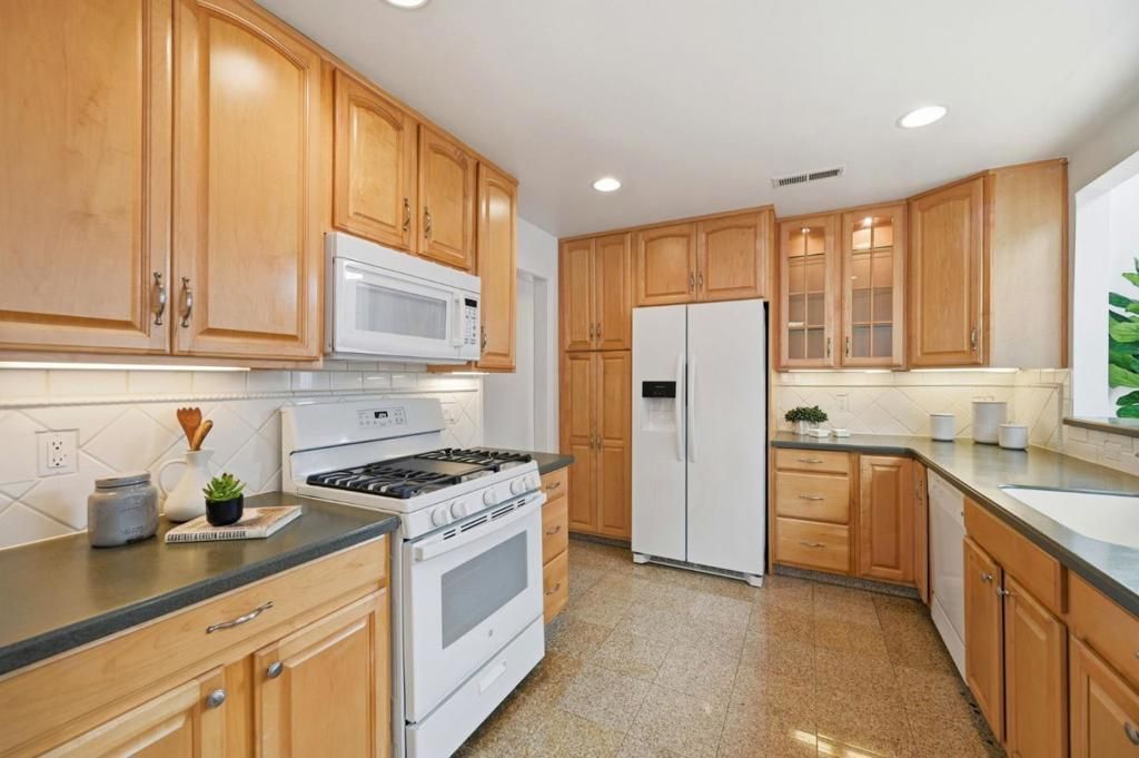 Image 17 of property listing at Address unavailable.