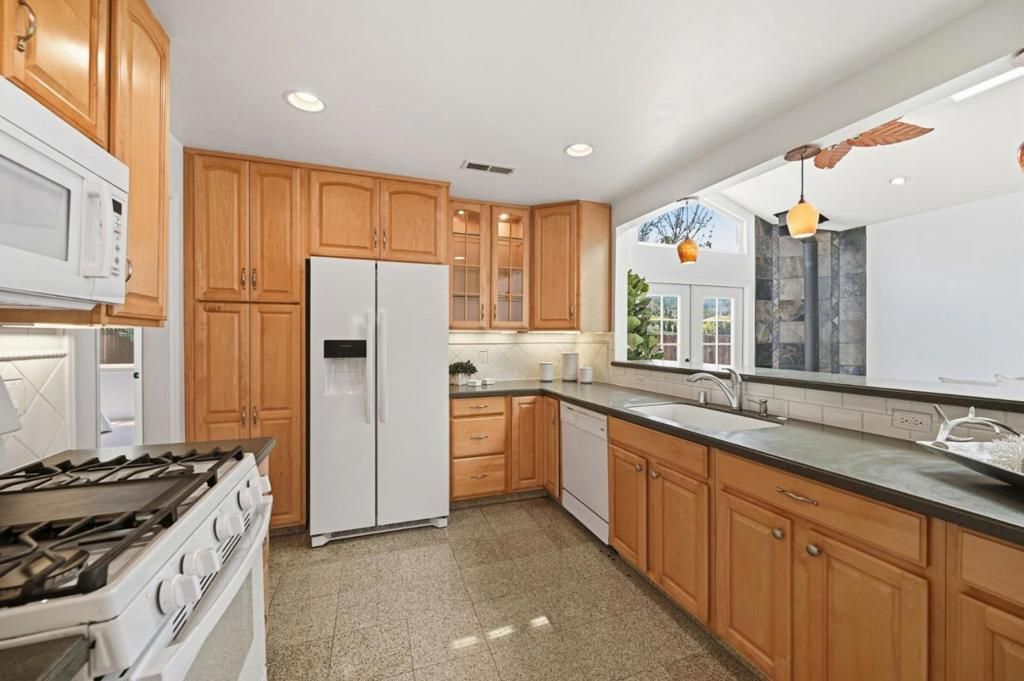 Image 18 of property listing at Address unavailable.