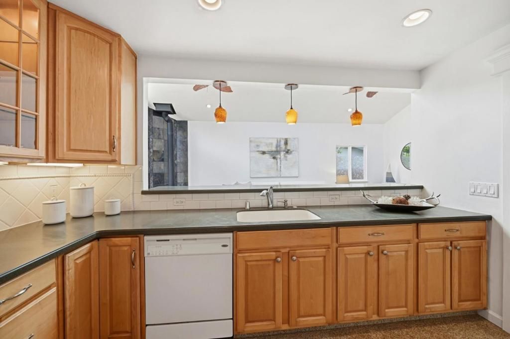 Image 19 of property listing at Address unavailable.