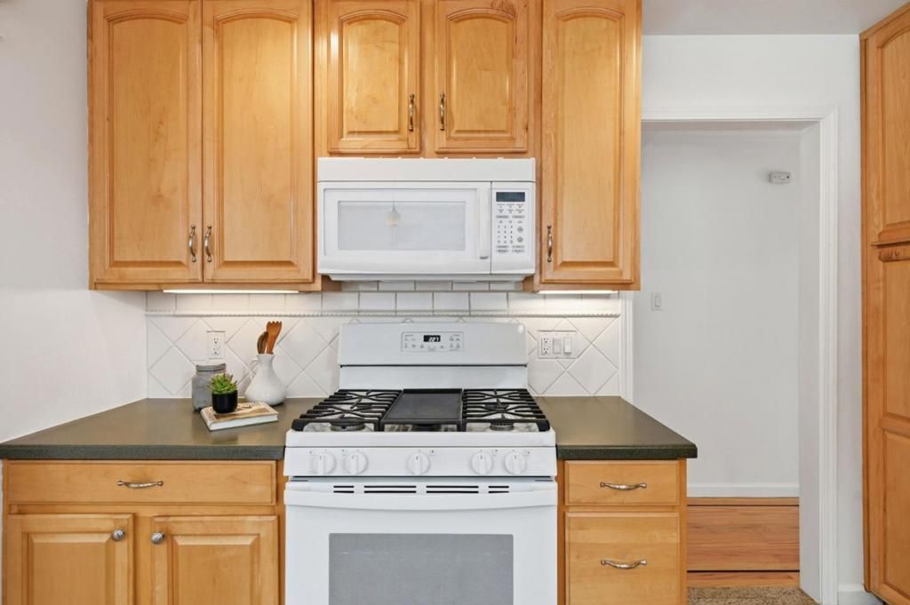 Image 20 of property listing at Address unavailable.