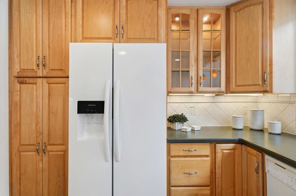 Image 21 of property listing at Address unavailable.