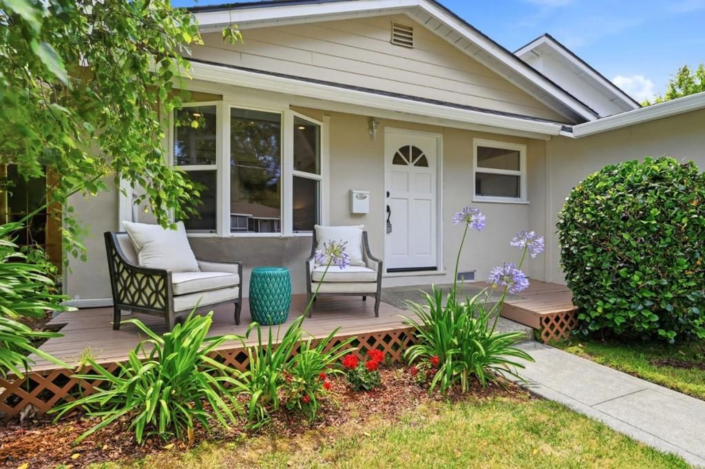 Image 6 of property listing at Address unavailable.