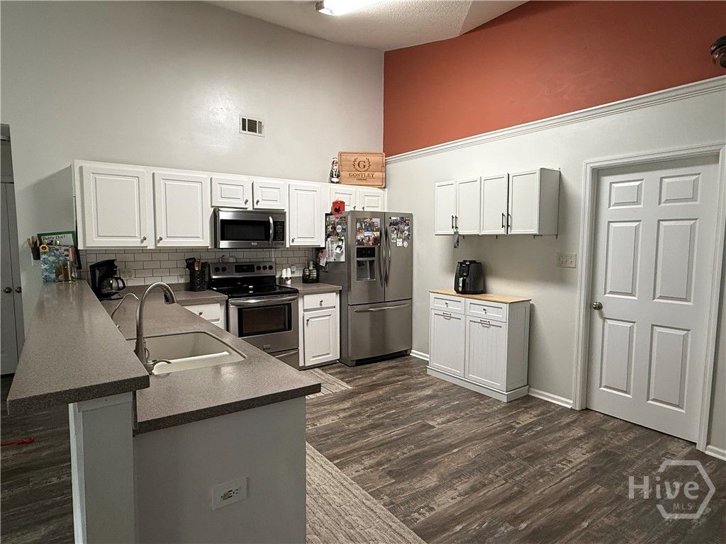 Image 9 of property listing at 144 Arlington Court, Richmond Hill, GA 31324