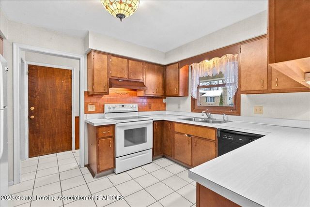 2418 Rossiter Place, Lansing, MI 48911