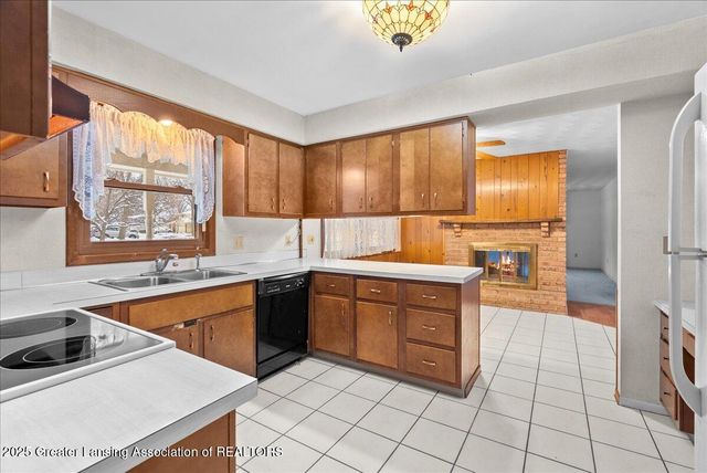 2418 Rossiter Place, Lansing, MI 48911