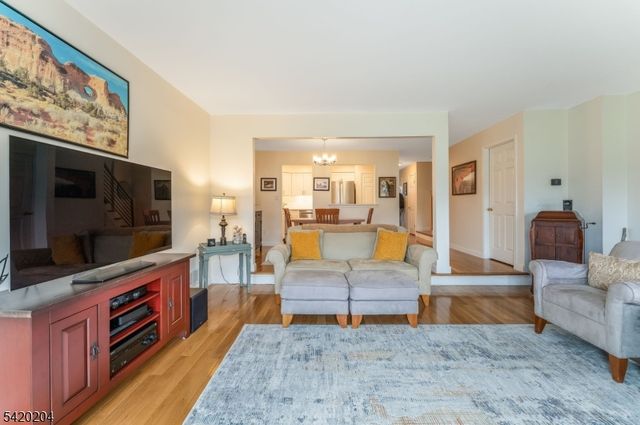 37 Chelsea Cir, Raritan Twp., NJ 08822