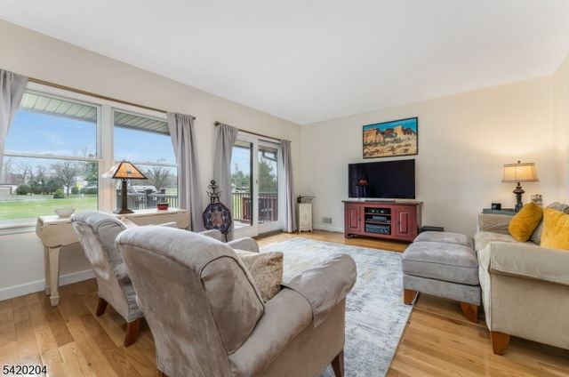 37 Chelsea Cir, Raritan Twp., NJ 08822