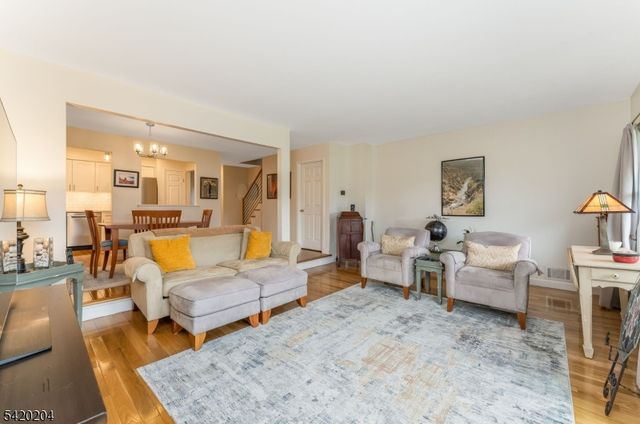 37 Chelsea Cir, Raritan Twp., NJ 08822